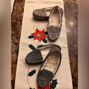 2 pairs of slippers size 5-6